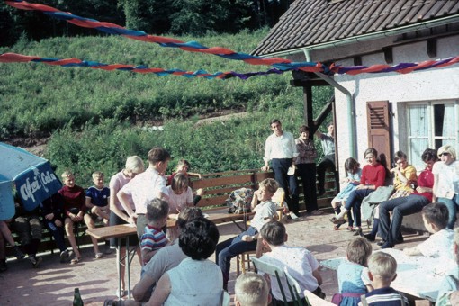 1965 003 Hütte Gruppenbild.jpg