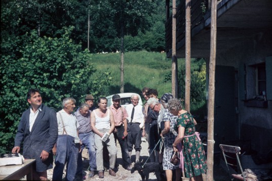 1965 002 Hütte Gruppenbild.jpg